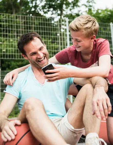 padre disfrutando con su hijo adolescente